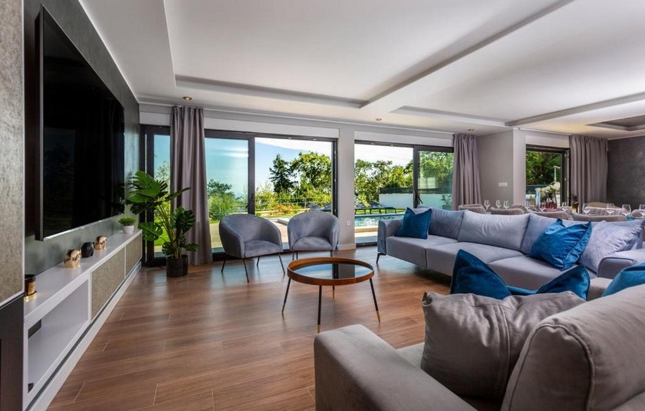 Svetlá obývacia izba s veľkým oknom a výhľadom na terasu