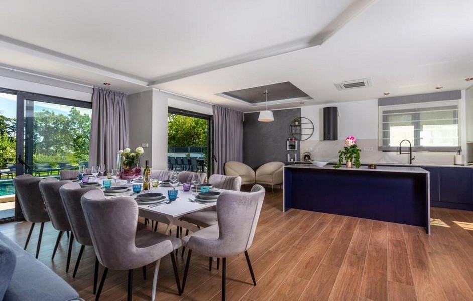 Jedáleň a otvorená kuchyňa s výhľadom do záhrady