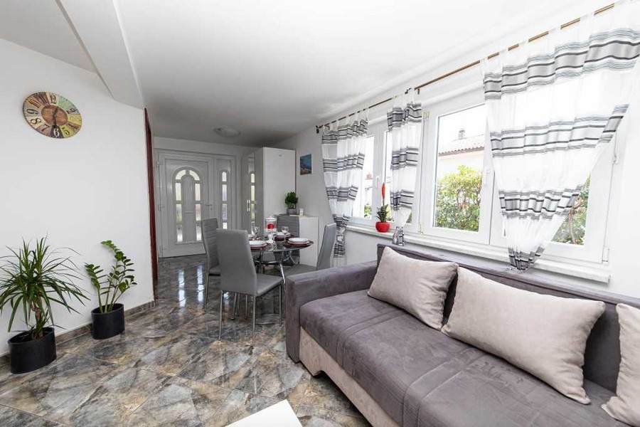 Obývacia izba s veľkým oknom a jedálenským kútom