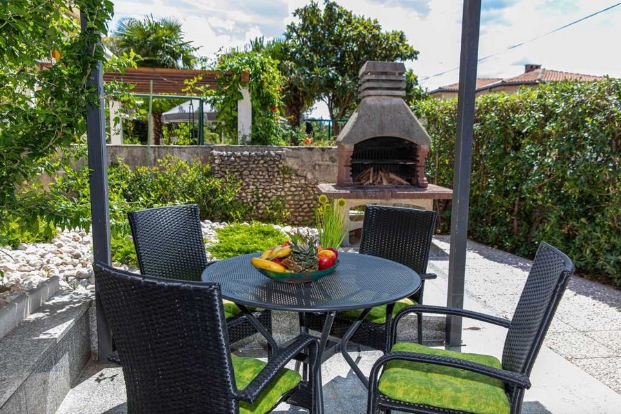 Záhrada s posedením a murovaným grilom
