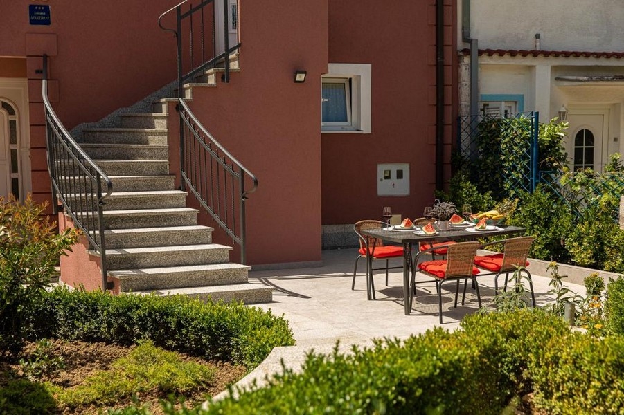 Terasa s jedálenským stolom v záhrade