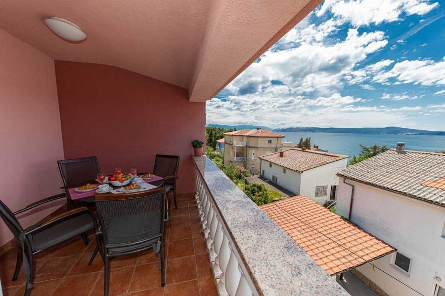 Krytý balkón s výhľadom na more