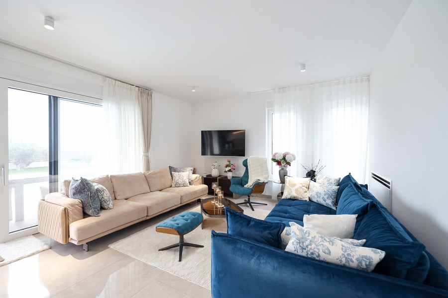 Svetlá obývacia izba s posedením