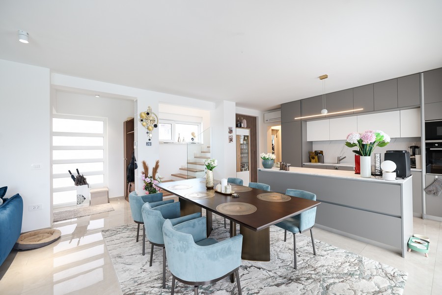 Jedálenský kút s modernou kuchyňou