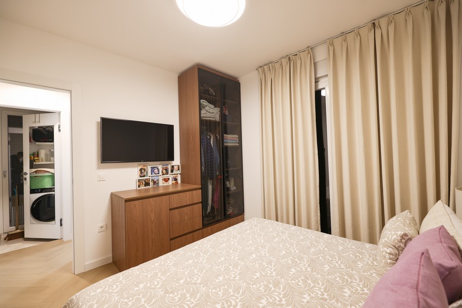 Spálňa so šatníkom a TV