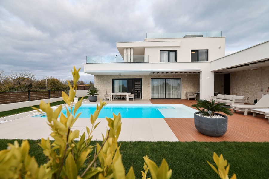 Pohľad spredu na modernú vilu s bazénom