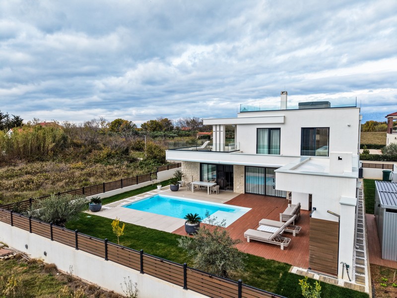 Letecký pohľad na vilu so záhradou a bazénom