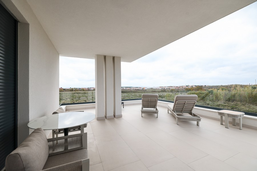 Krytá terasa na hornom poschodí s výhľadom