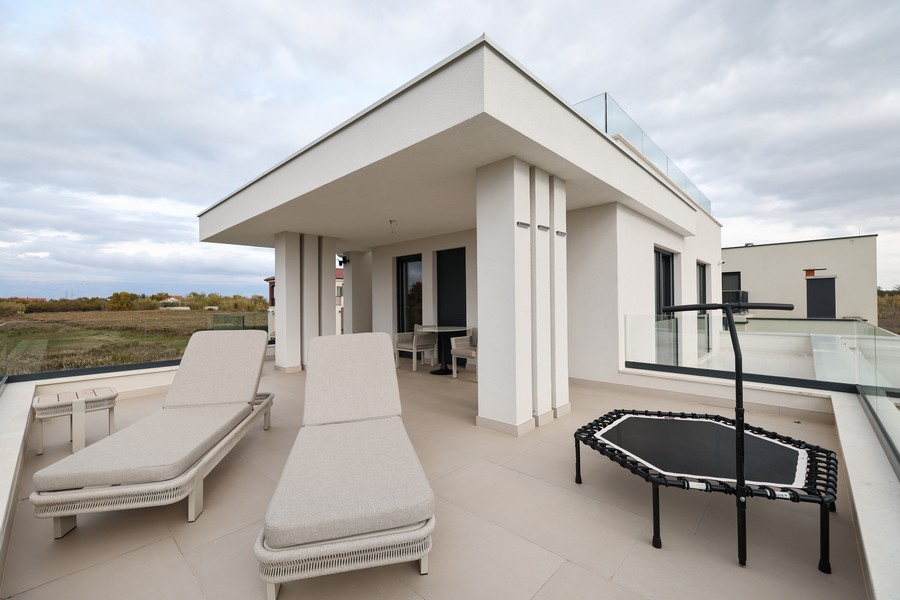 Veľká strešná terasa s ležadlami