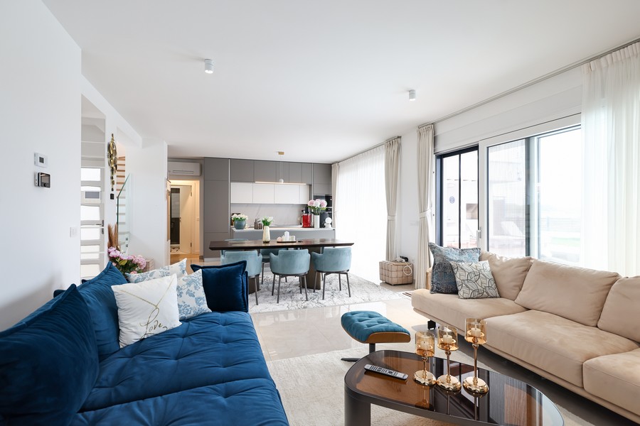 Obývacia časť s otvorenou kuchyňou a jedálenským kútom