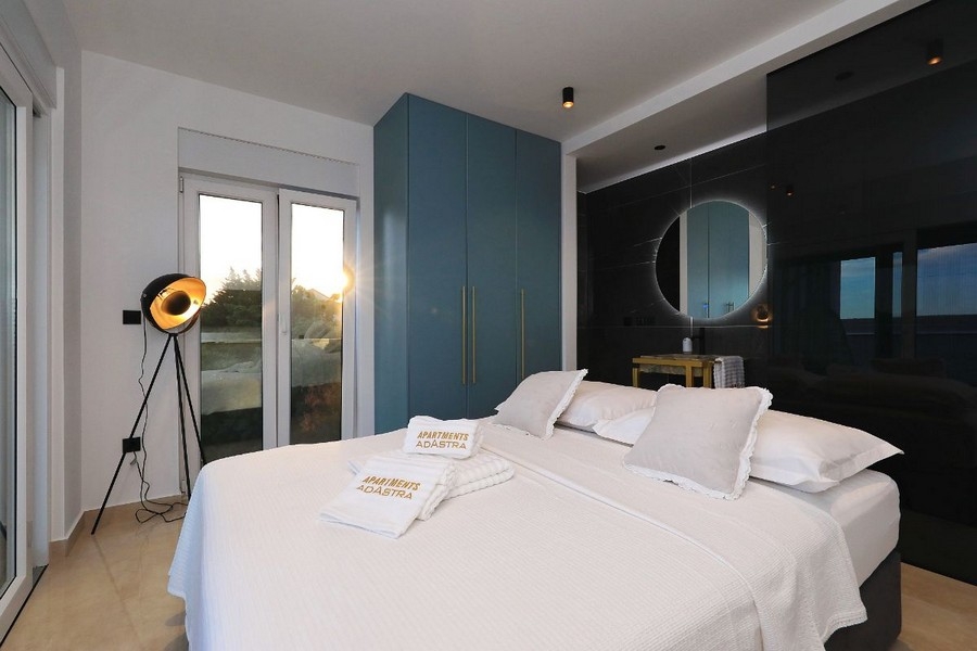 Spálňa so vstavanou skriňou a kúpeľňou