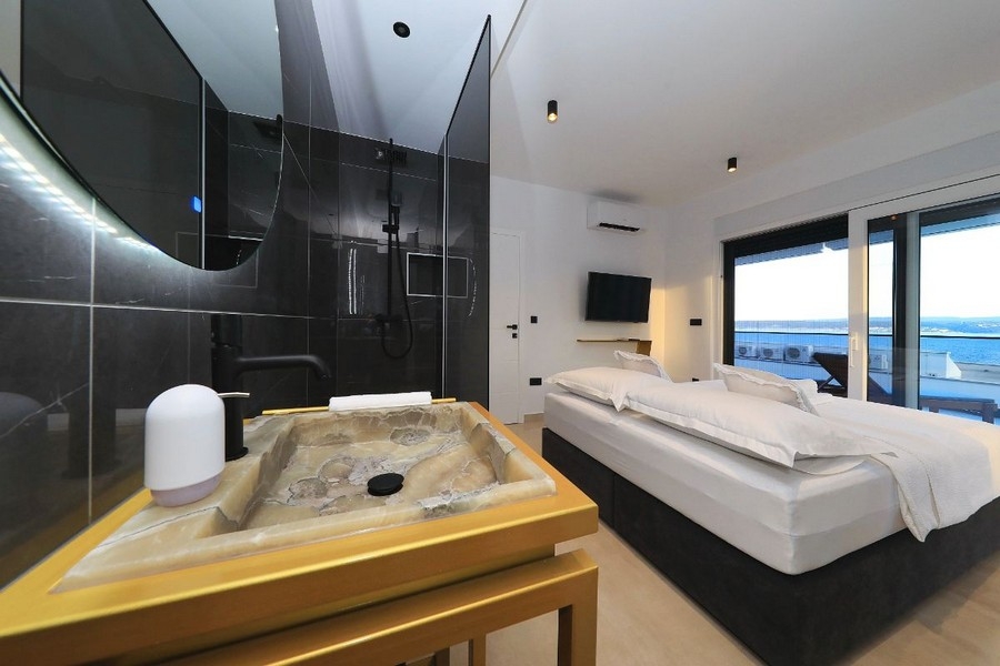 Otvorená kúpeľňa s moderným sprchovacím kútom