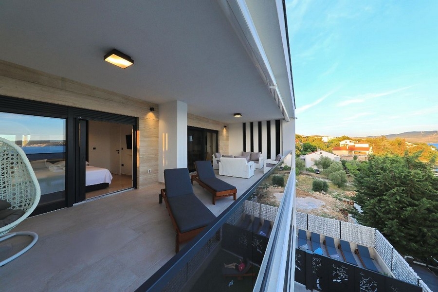 Terasa s ležadlami a výhľadom na more