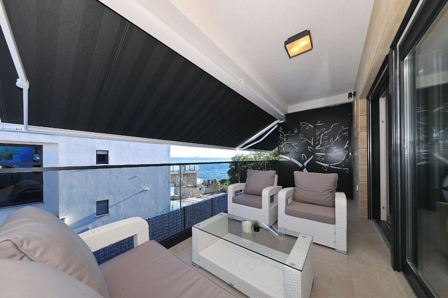 Krytá terasa s posedením a čiastočným výhľadom na more