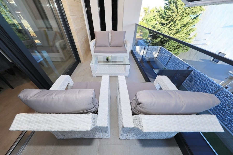 Posedenie na balkóne so skleneným zábradlím