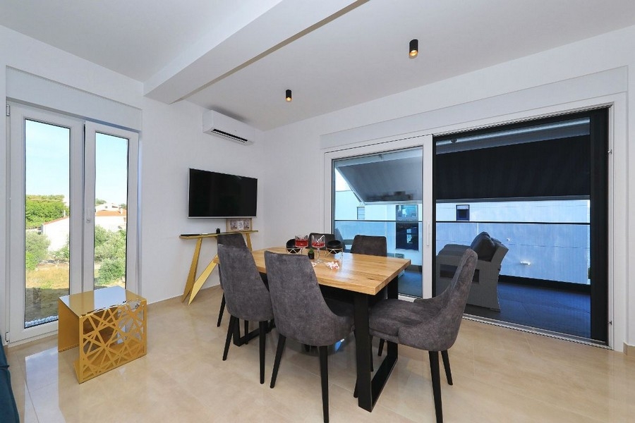 Jedálenský kút s prístupom na terasu