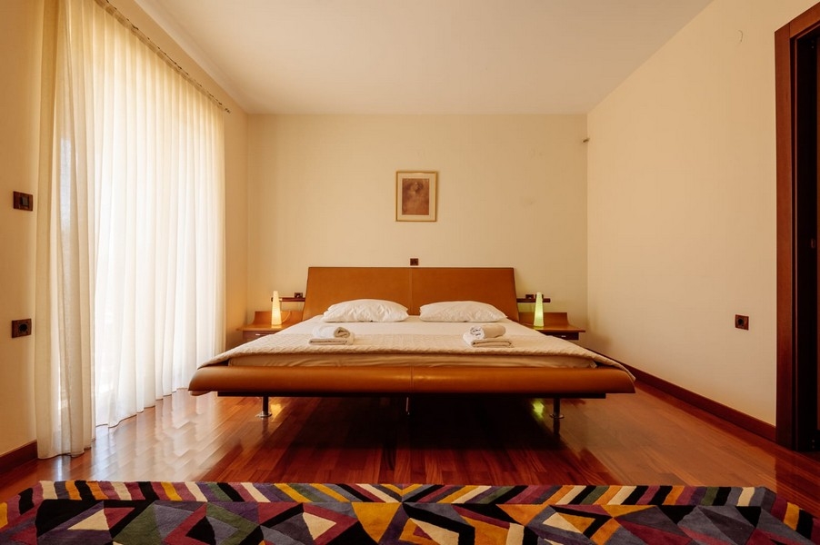 Spálňa s manželskou posteľou