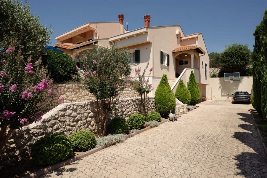 Vchod a výhľad do záhrady