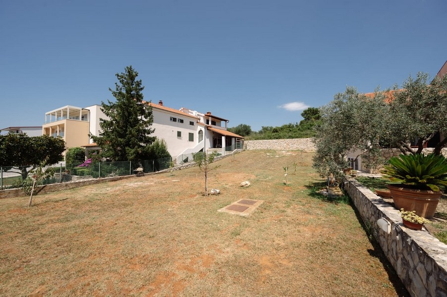 Nehnuteľnosť za domom