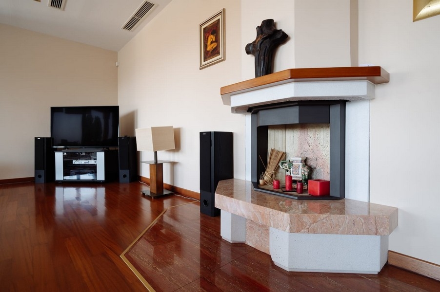 Obývacia izba s krbom a TV