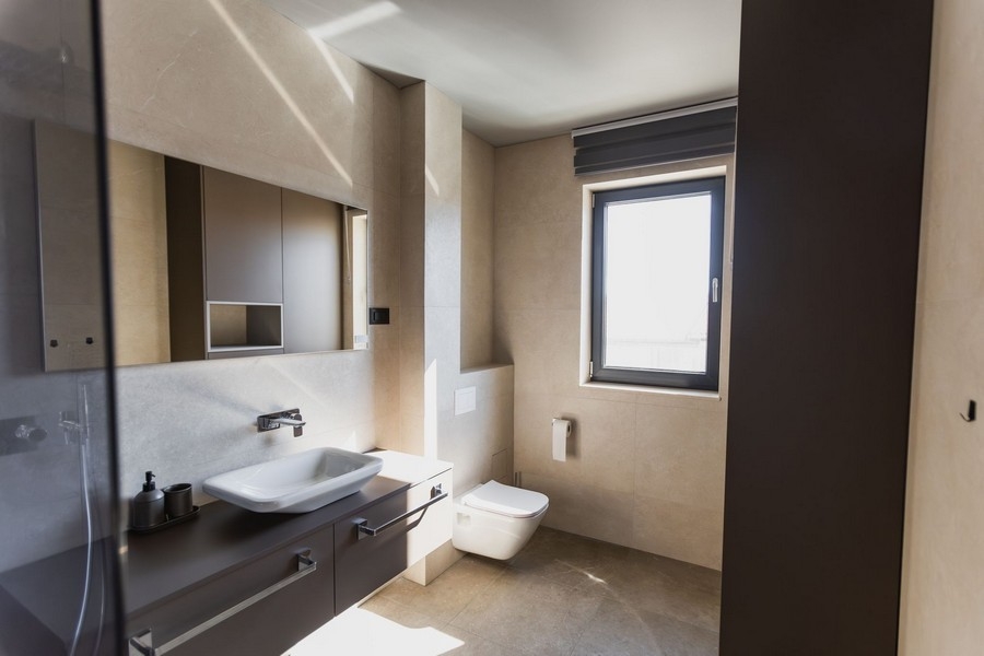 Svetlá kúpeľňa s umývadlom a oknom