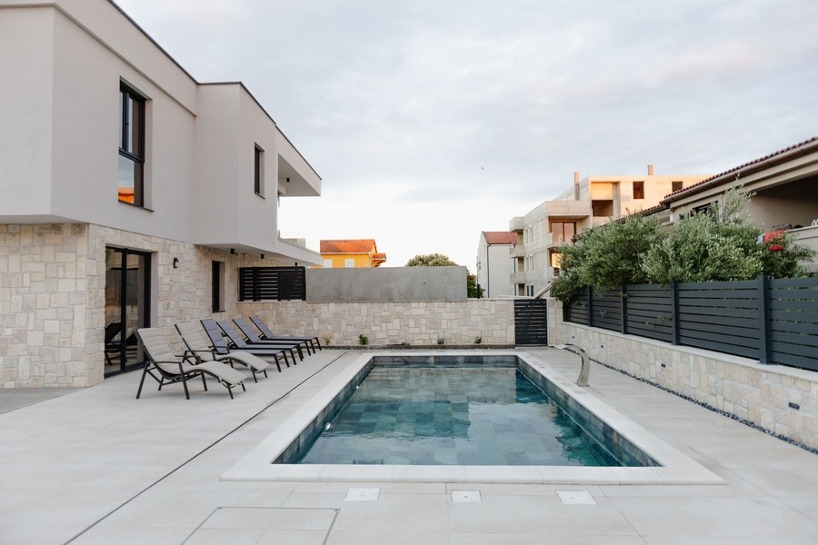 Bazénová časť moderného dvojdomu v Mandre