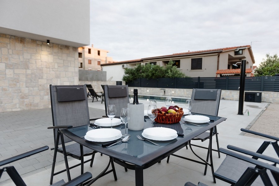 Jedálenský kút na terase s výhľadom na bazén