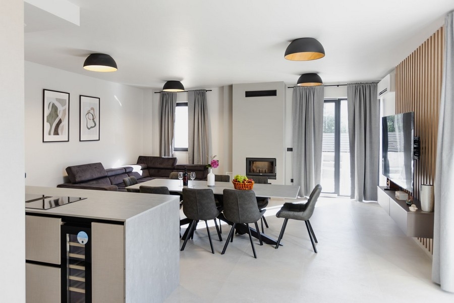 Otvorená obývacia a jedálenská časť s výstupom na terasu