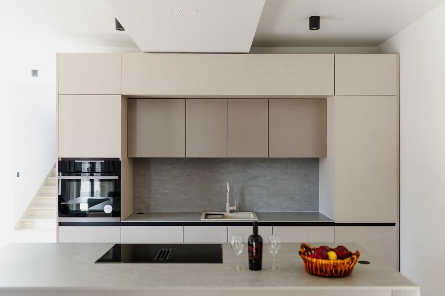 Moderne zariadená kuchyňa vo svetlom dizajne