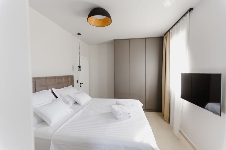 Spálňa s manželskou posteľou a vstavanou skriňou