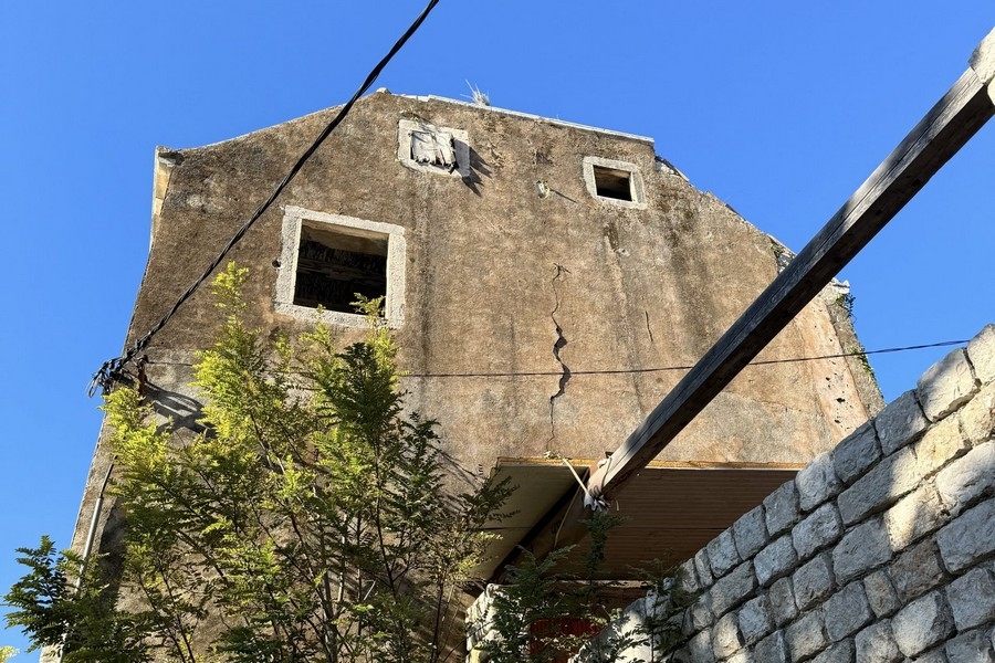 Pohľad na vilu H3767 v Chorvátsku, ktorá potrebuje rekonštrukciu.