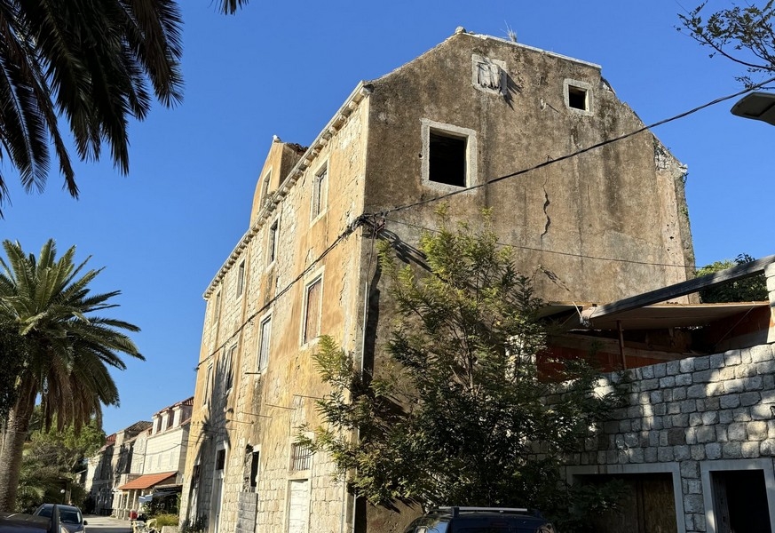 Pohľad z ulice na historickú budovu na Šipanskej Luke