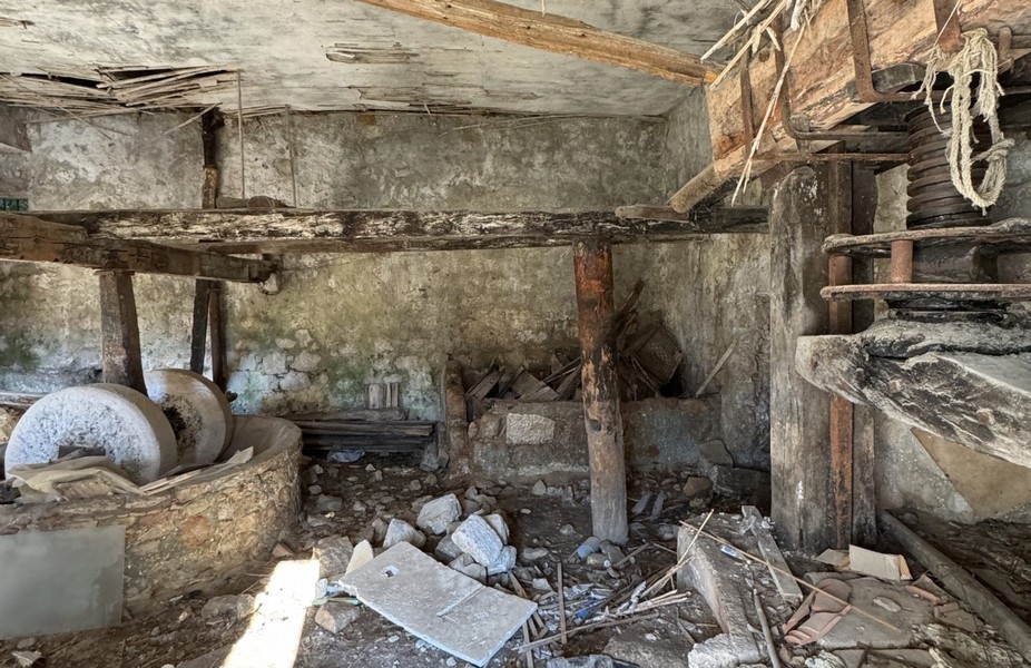 Stará pracovňa s pôvodnou kamennou a drevenou konštrukciou