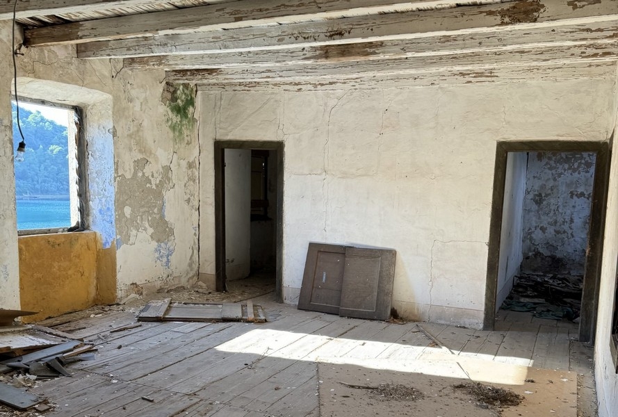 Horné poschodie s výhľadom na záliv a historické budovy