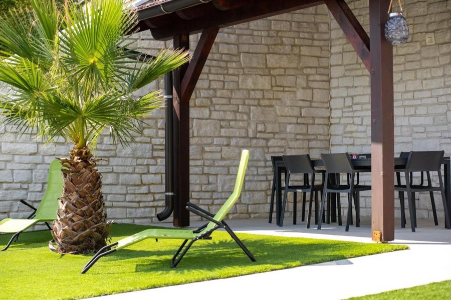 Ležadlá v záhradnej časti pod pergolou