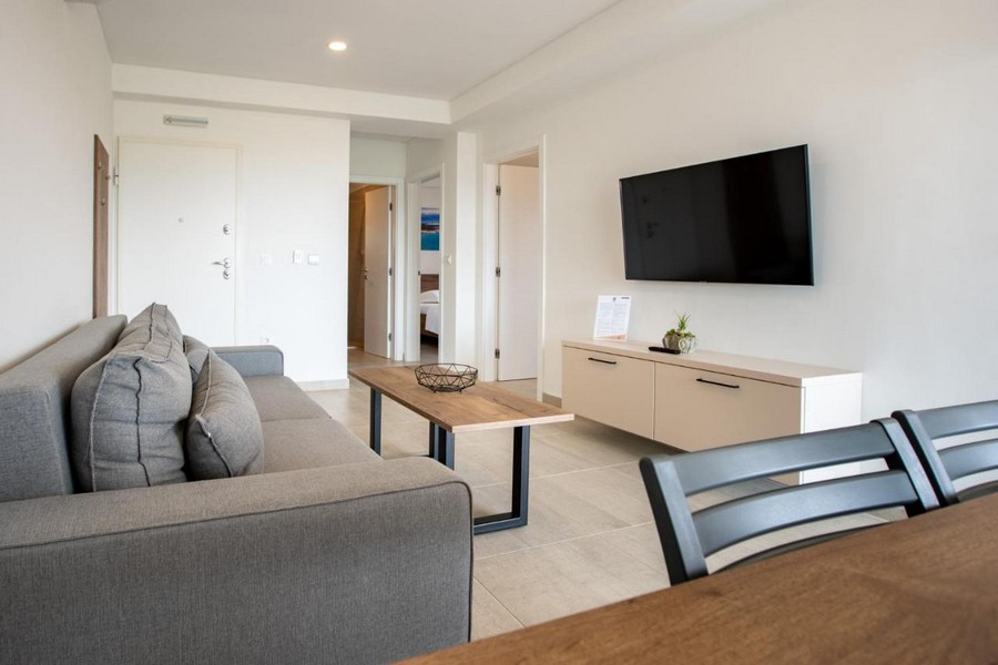 Svetlá obývacia izba s TV