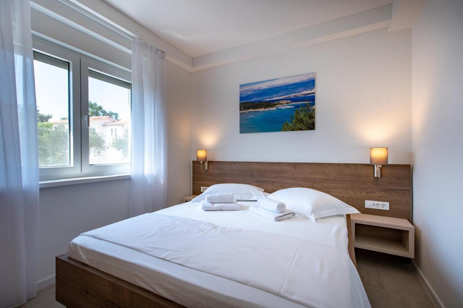 Spálňa s manželskou posteľou a oknom