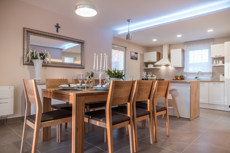 Spálňa s manželskou posteľou a východom na balkón na hornom poschodí v severnej Dalmácii.