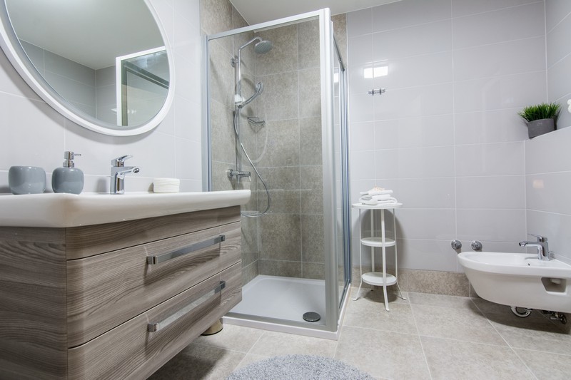 Kúpeľňa nehnuteľnosti H1581 s WC a sprchou - Kúpiť dom v Chorvátsku.