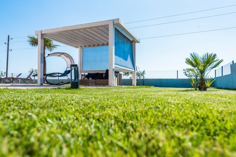 Pohľad na hojdačku v záhrade pri bazéne v regióne Zadar.