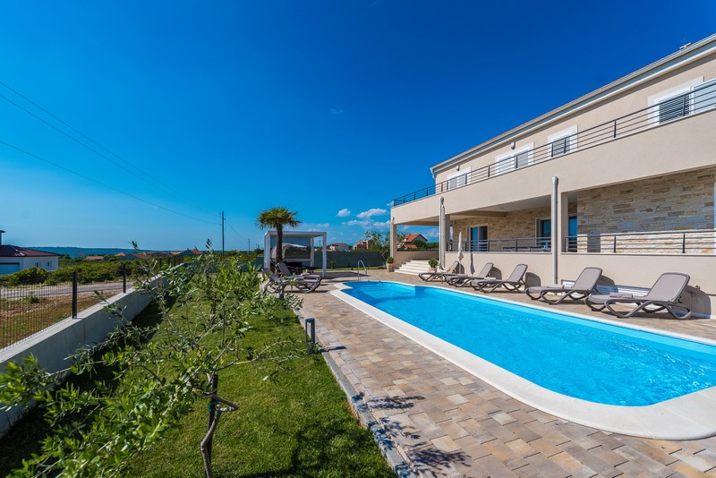 Päť parkovacích miest v prístrešku pre auto vily v severnej Dalmácii.