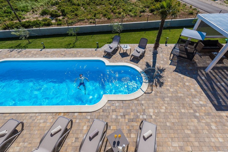 Obývacia izba vily s krbom v modernom dizajne - Kúpim vilu v Chorvátsku.