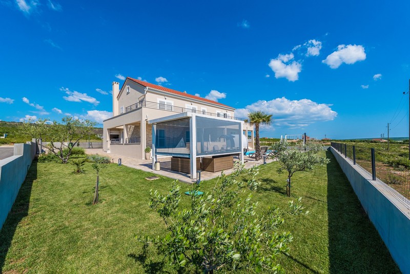 Pohľad na gauč a jedálenský kút nehnuteľnosti je vidieť v pozadí.