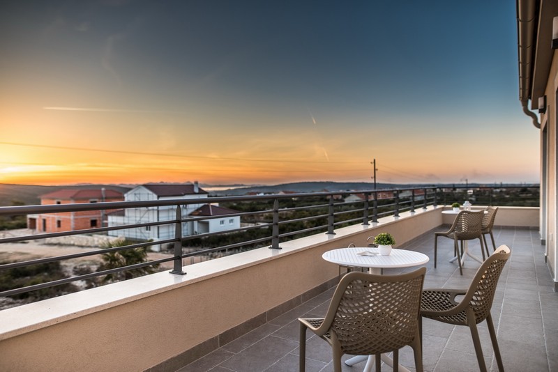 Jedáleň s výhľadom do kuchyne a obývačky - Kúpim dom v Chorvátsku.