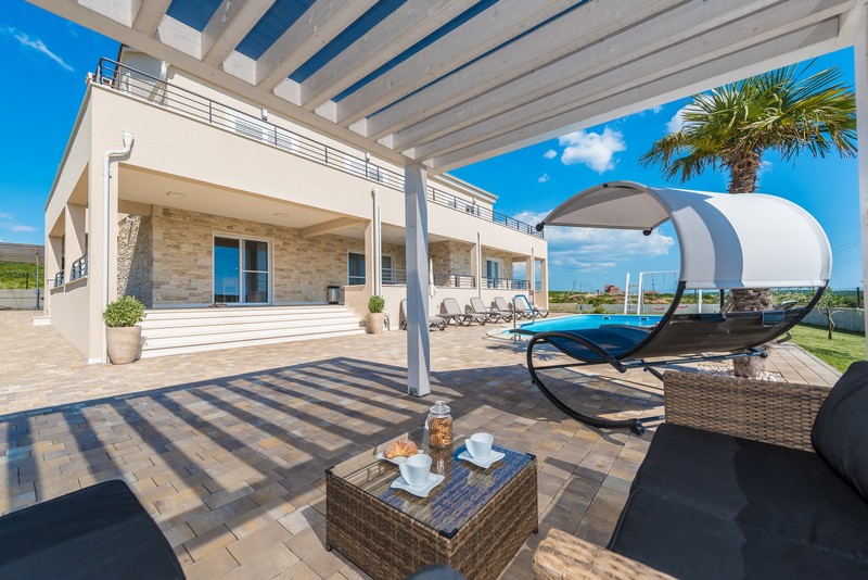 Pohľad na jedálenský stôl vedľa kuchyne na prízemí vily.