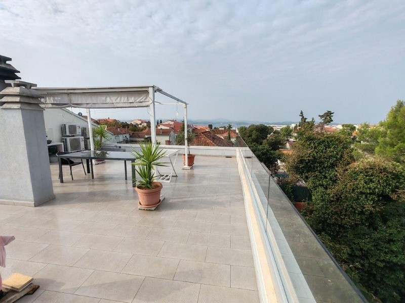 Výhľad na more zo strešnej terasy nehnuteľnosti H3775 v Zadare, Chorvátsko.