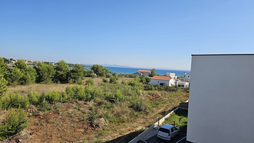Výhľad na more z balkóna novostavby vily H3778 neďaleko pláže v Privlake.
