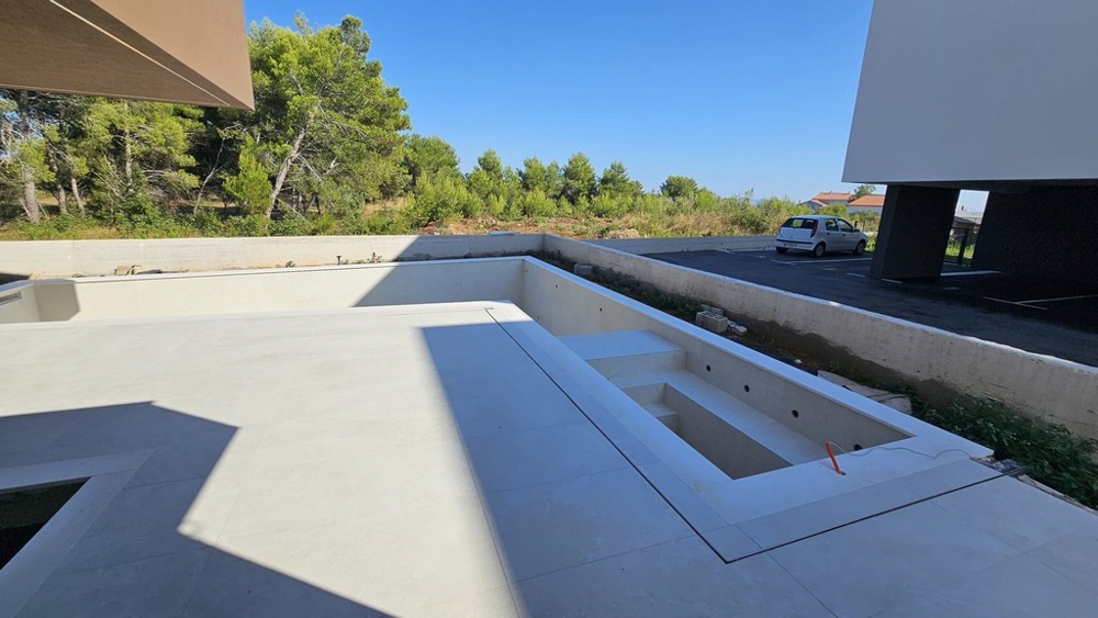 Bazén vo výstavbe na terase vily H3778 v Privlake.
