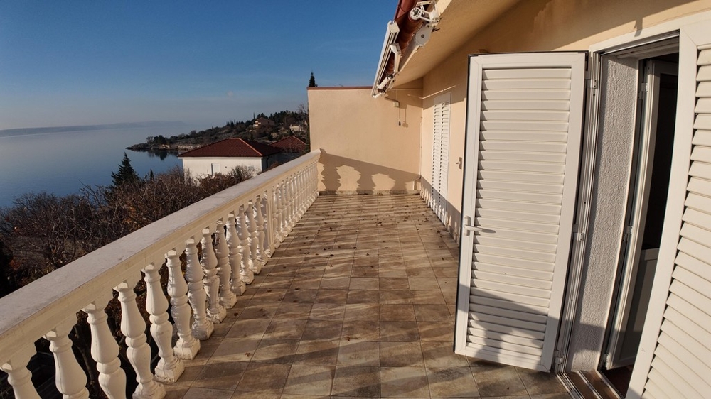 Priestranná terasa s výhľadom na more