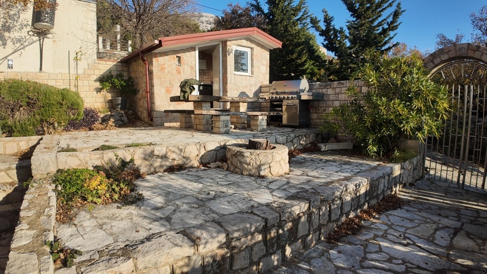 Kamenný gril a vonkajší priestor